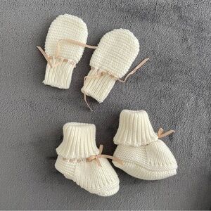 [Like New] Set of Knit Baby Mittens and Slippers
